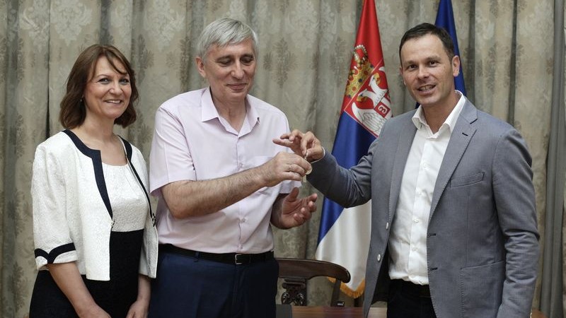 Mali potpisao ugovor sa dobitnikom stana u nagradnoj igri Uzmi račun i pobedi